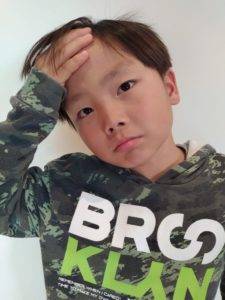 ¿Por qué el pediatra me remite al oftalmólogo cuando mi hijo se queja de dolor de cabeza?